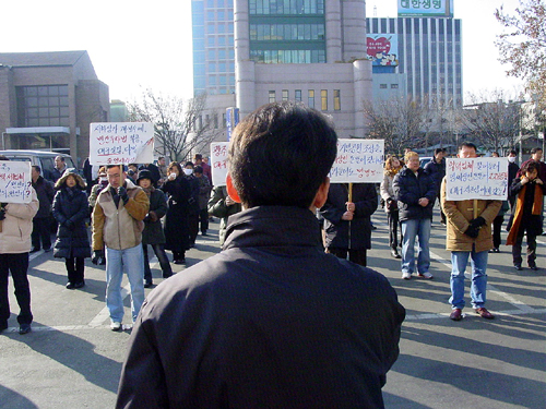 대구시청 앞에서 시위중인 상인들 